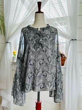 VICI x Amber black and white paisley blouse with long bell sleeves. NWT!
Size S